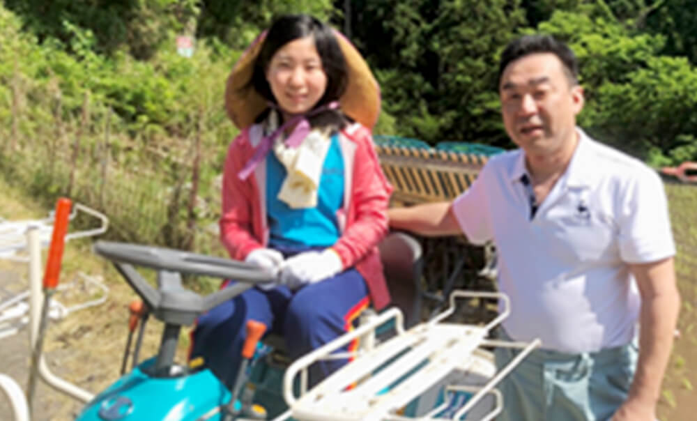 田んぼで作業中の風景